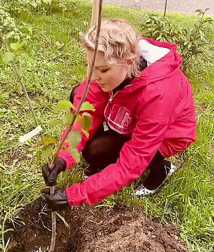 Иван Ургант, Оксана Фандера, Рената Литвинова, Надежда Михалкова и другие посадили деревья для 