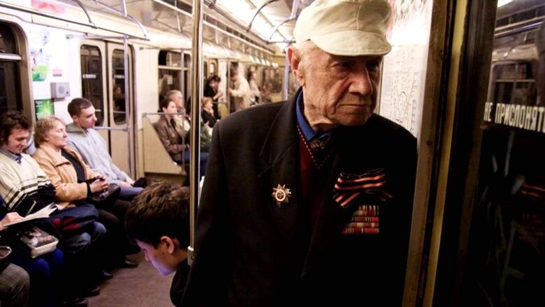 И страх, и безразличие. Пассажиры московского метро дружно отвернулись от чужой беды
