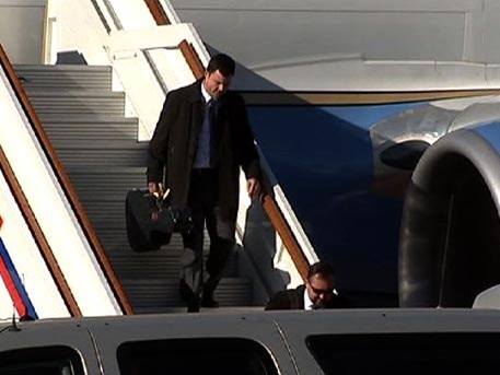пользователи соцсетей гадают, что привез госсекретарь сша джон керри в чемодане в москву