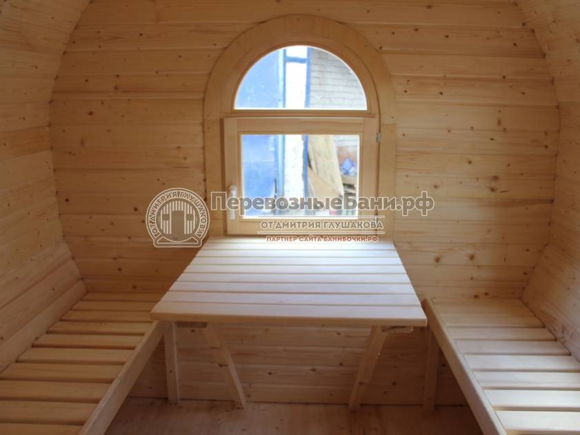 Арочные окна ОСП и входная дверь в бане-бочке