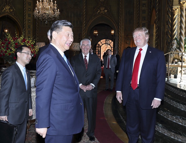 Фото. Дональд Трамп и Си Цзиньпин на встрече в Мар-а-Лаго © KEN CEDENO | GLOBALLOOKPRESS.COM