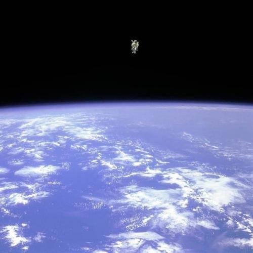 В 1984 году американец Брюс маккэндлесс вышел в открытый космос из корабля Челленджер.