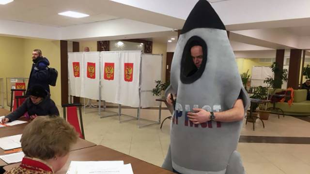 Человек-ракета проголосовал на президентских выборах в костюме 