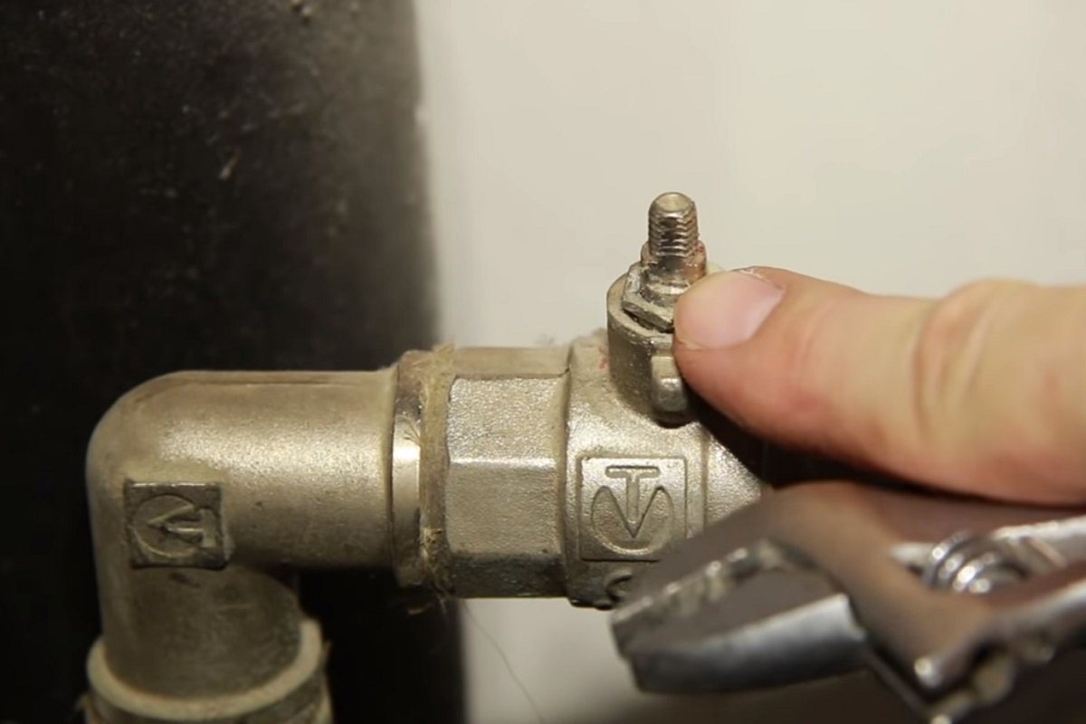 Как перекрыть воду, если шаровой кран заклинил кран,ремонт и строительство,сантехника
