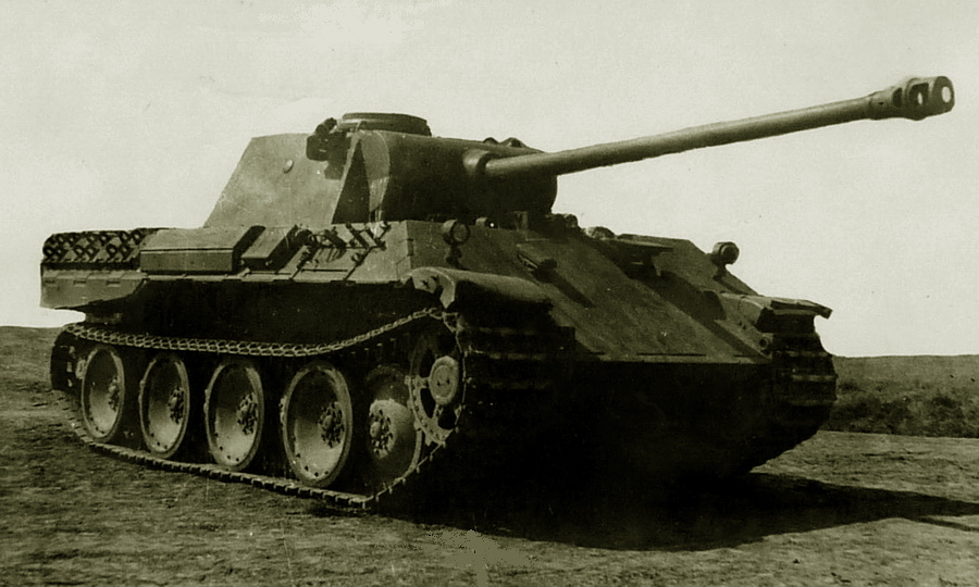 ​Появление в боях летом 1943 года танка Panther Ausf. D стало ещё более неприятным сюрпризом. Лобовая броня корпуса «Пантеры» оказалась значительно мощнее, чем у «Тигра», и не пробивалась даже 85-мм зенитными орудиями. Вместе с тем, Panther Ausf. D имел сильно выраженное дифференцированное бронирования: гораздо более тонкие бортовые листы пробивали противотанковые орудия калибром от 45-мм включительно (ЦАМО РФ) - Толстая шкура немецкого зверинца | Warspot.ru