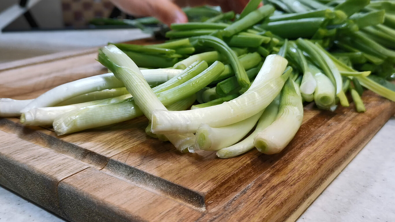 Беру много зелёного лука и еще понемногу других овощей и вот какую вкусную закуску готовлю