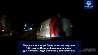 Пьяный водитель лопатой разбил машину с “копами” внутри (видео)