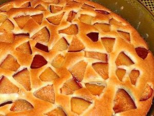Фото к рецепту: Пирог фруктовыйочень легкий
