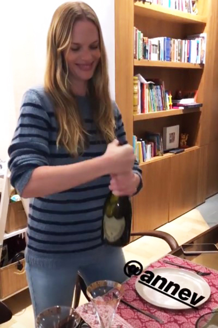 Черная икра, чебуреки и шампанское: Ирина Шейк и Анна Вьялицына устроили девичник в Нью-Йорке Черная икра, чебуреки и шампанское: Ирина Шейк и Анна Вьялицына устроили девичник в Нью-Йорке Новости