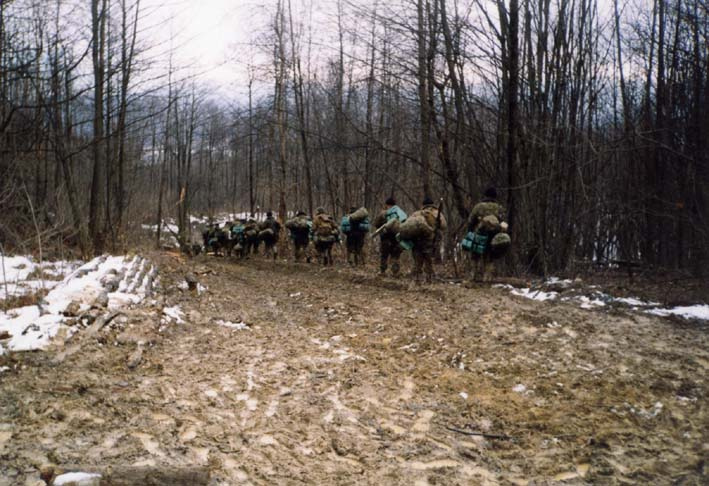 Уникальное фото — пехота идет на встречу со спецназовцами. Через несколько минут они услышат бой