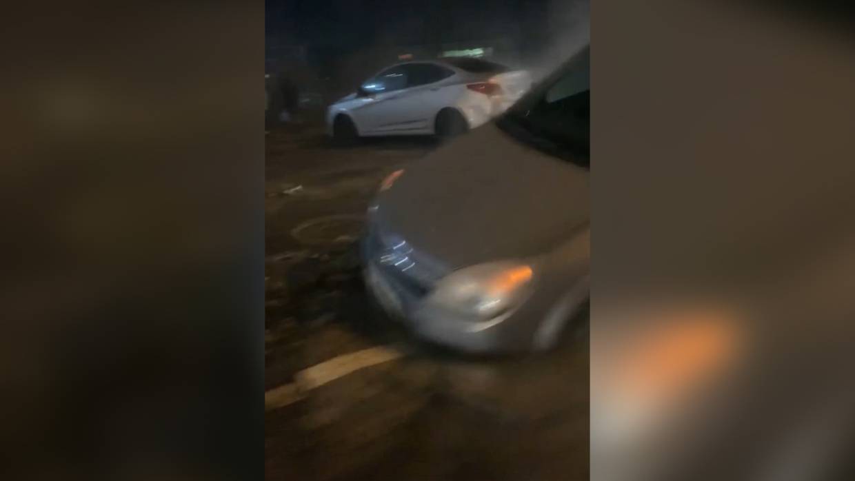 Автомобиль провалился в яму с кипятком в Ростове-на-Дону посреди улицы