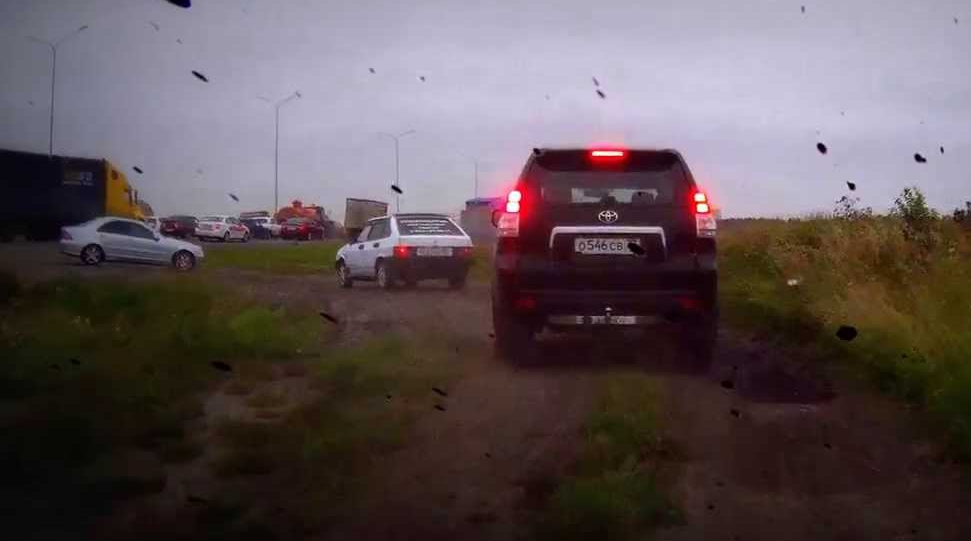 Объезд пробок по полям — законно ли это?