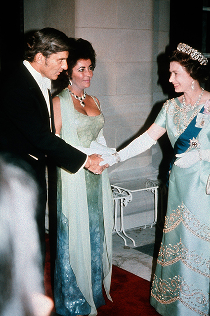 От латекса до кардигана: в чем знаменитости приходили на встречу с королевой Елизаветой II Звездный стиль