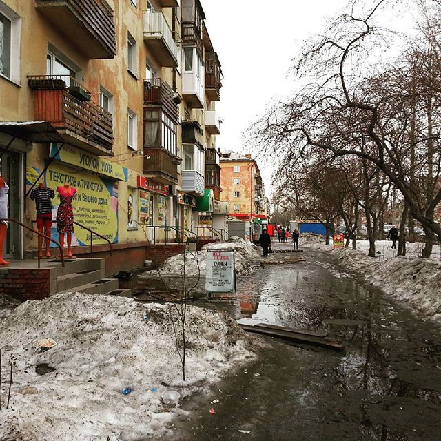 Омские дороги выглядят так, как будто там закончилась не зима, а война