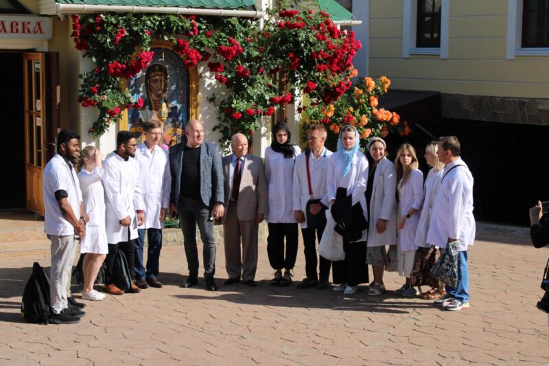 В Симферополе освятили белые халаты медиков