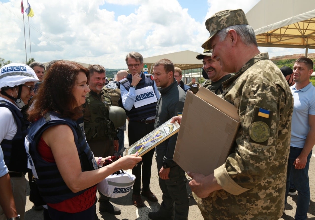 Председатель ОБСЕ снова побывала в Донбассе, а Зеленский ищет ресурсы для бюджета