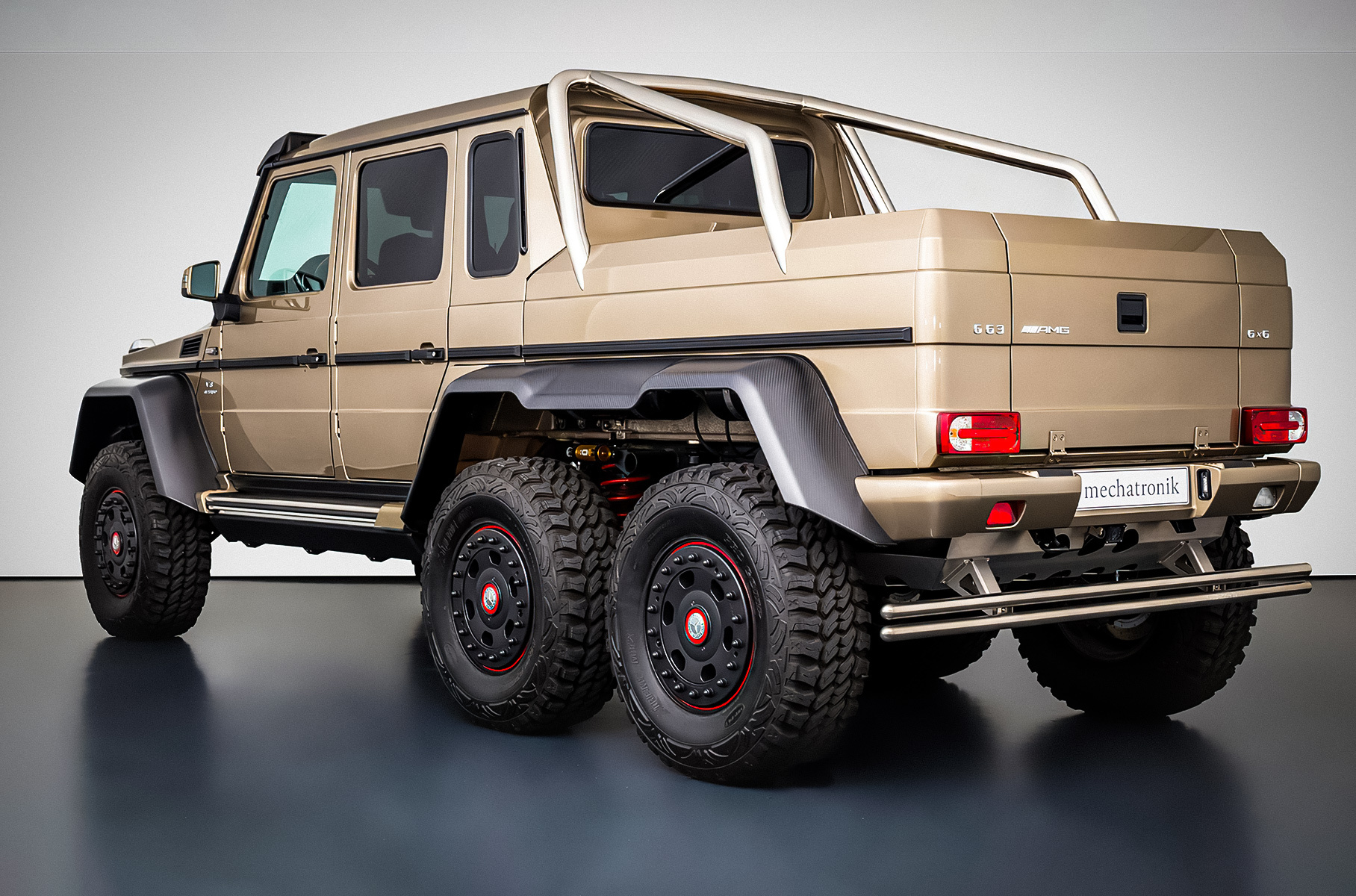 Шестиколесный «Гелик» с минимальным пробегом продают за 79 миллионов рублей Новости