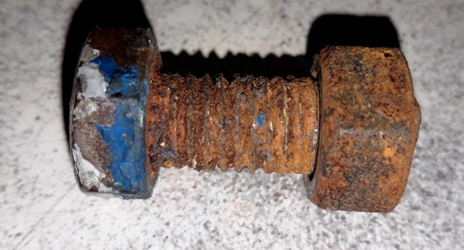 Закисшие болты и гайки раскрутить просто, если знать классную хитрость от бывалого «профи»