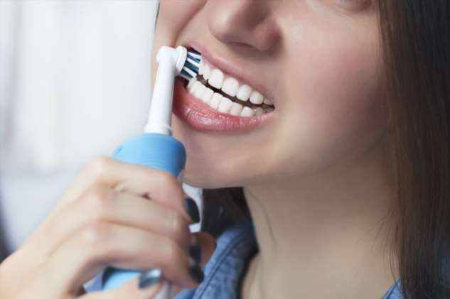 Стоматолог рассказал, почему популярные зубные щетки — это деньги на ветер и как выбрать идеальную модель