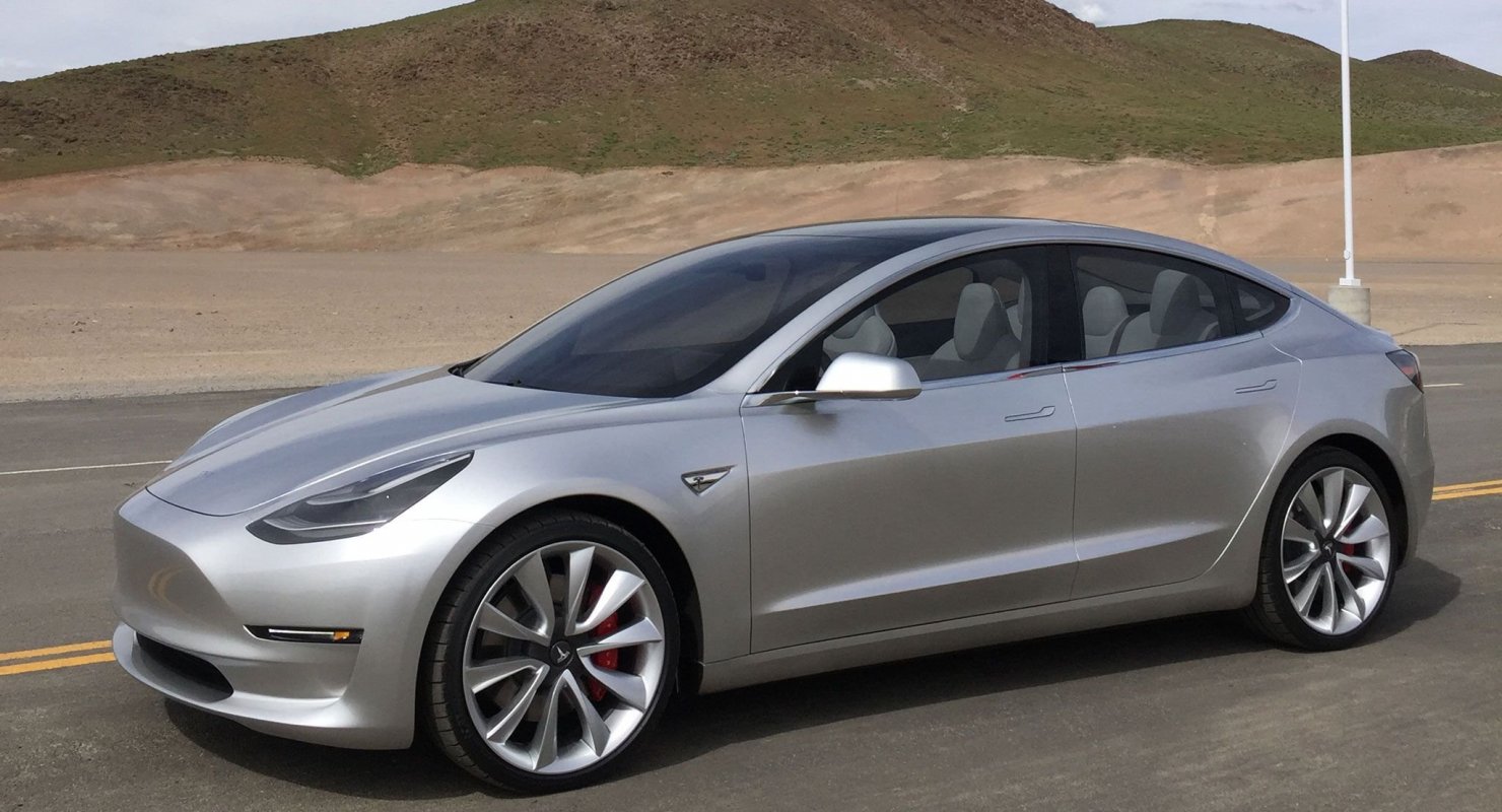 Tesla Model 3 впервые заметили в камуфляже на дорогах Индии