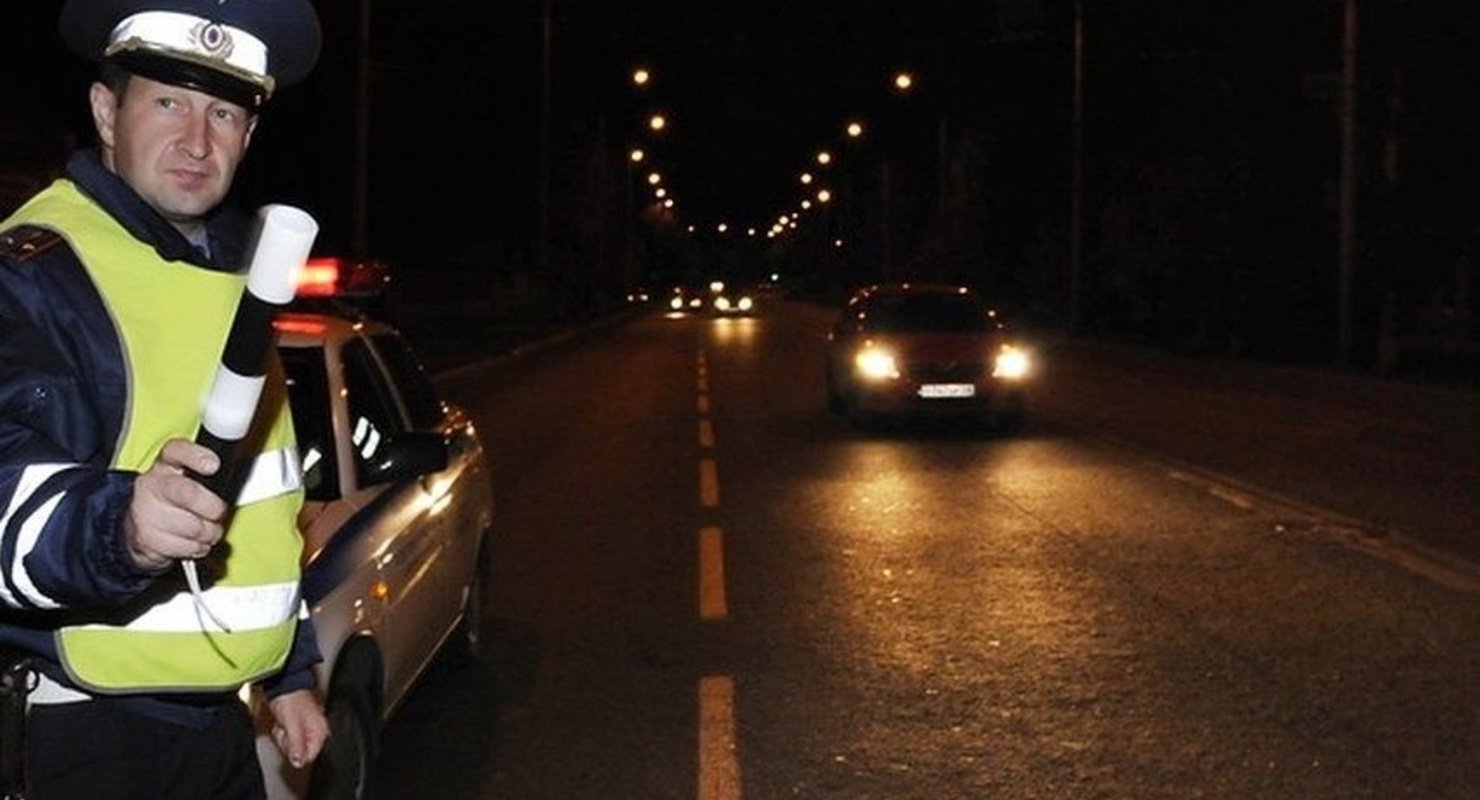 Инспектор ГИБДД остановил ночью на трассе, без освещения: имеет ли право? Автограмота