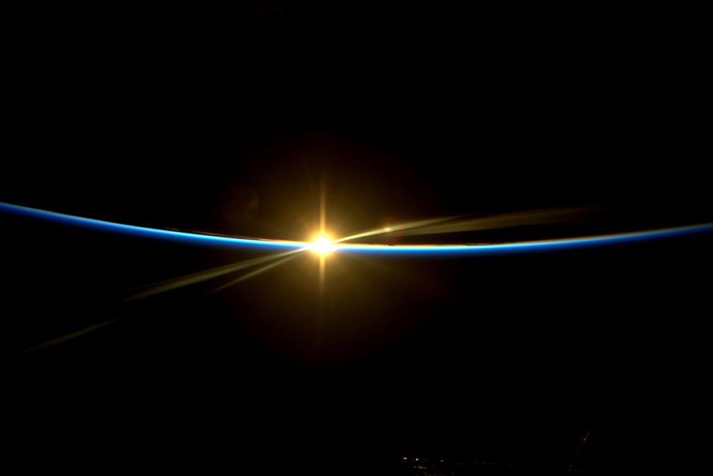 Восход солнца астронавт, земля, космос, красота, мкс, планета, природа, фотография