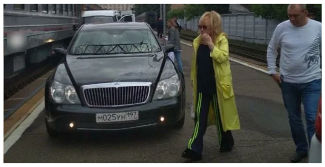 За деньги можно все. Пугачева прокатилась на машине по перрону к поезду. И чхать она на всех хотела