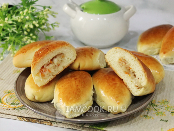 Пирожки с квашеной капустой в духовке, рецепт с фото