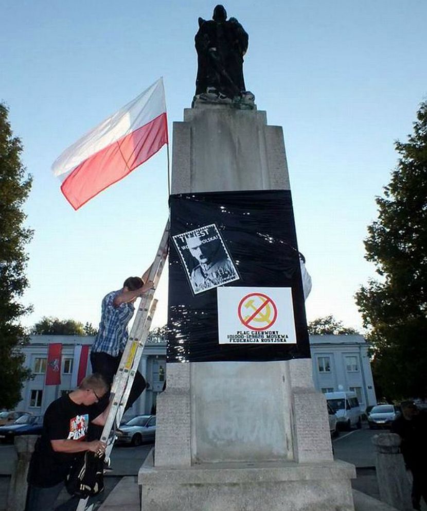 Сносим памятники. Снесение памятника советским воинам в Польше. Памятник советскому солдату в Польше. В Польше сносят памятники советским воинам. Осквернение памятников советским воинам Польша.