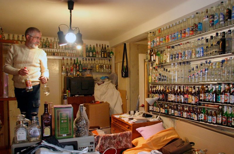 Юрий Крешков — один из тех самых лабеорфилов, только свою коллекцию из 3000 бутылок он за 20 лет собрал вполне осознанно в мире, вещи, коллекционер, коллекция, люди, удивительно