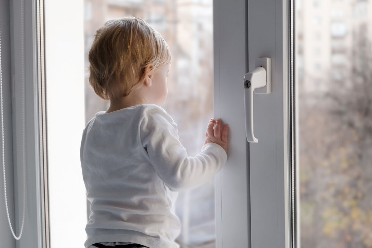 Спасатель Гофштейн: москитные сетки не защитят детей от падения из окна