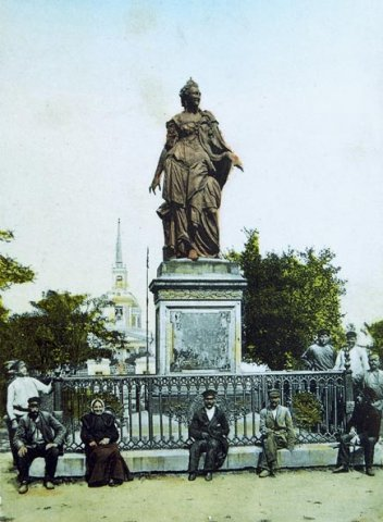 Памятник императрице Екатерине II в Екатеринославе