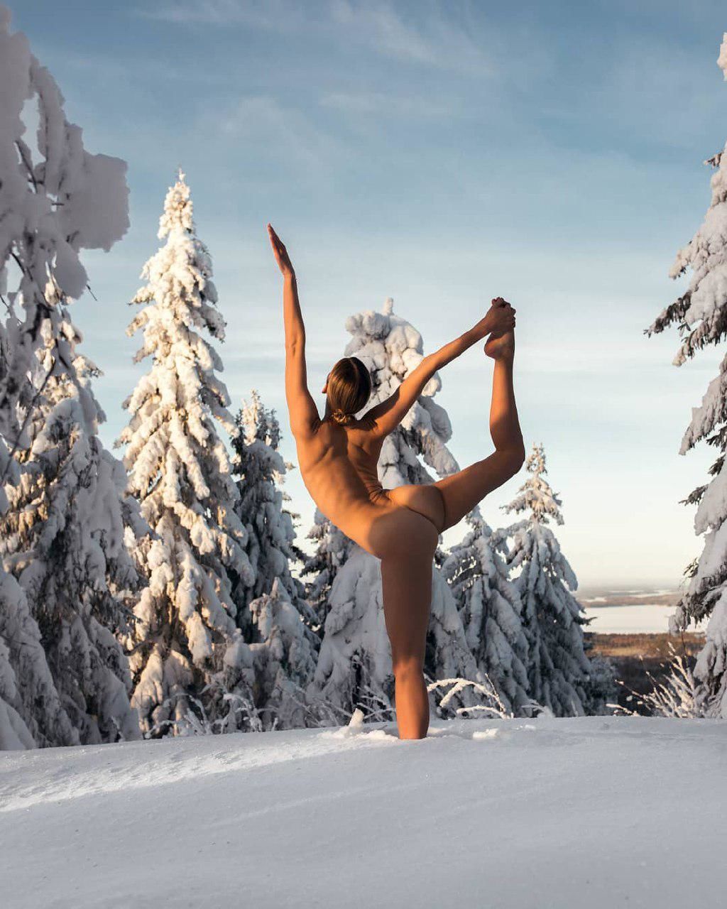 Йога-позы голышом на фоне заснеженных лесов и пляжей. Изящные фото загадочной модели в Instagram девушки