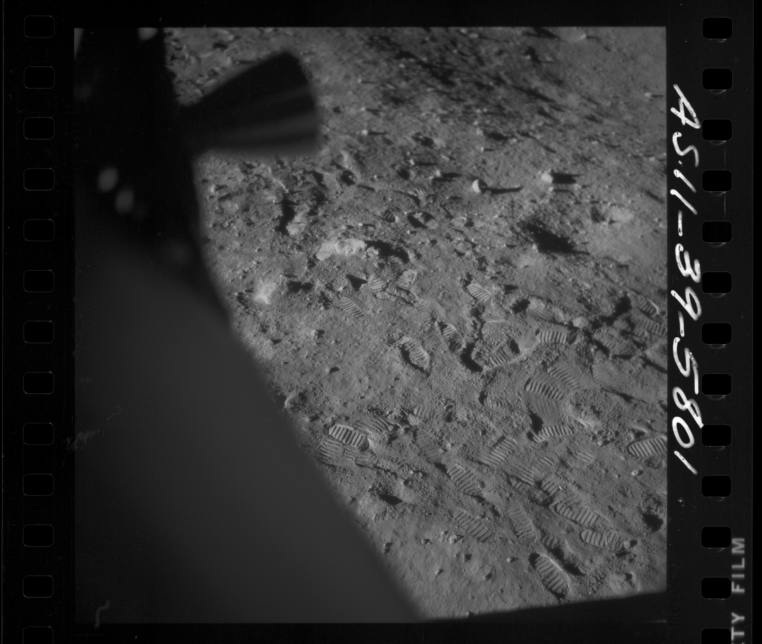 Оригинал: http://tothemoon.ser.asu.edu/data_a70/AS11/extra/AS11-39-5801.small.png