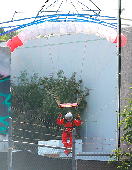 Брэд Питт в костюме астронавта выполняет трюки без дублера на съемках фильма "К звездам"
