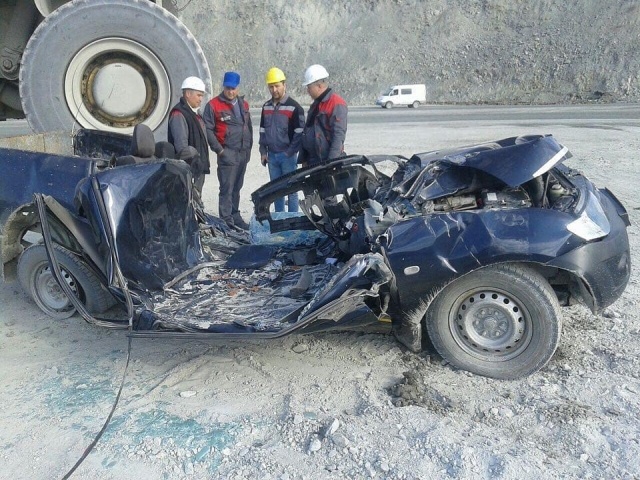 Даже не заметил: карьерный самосвал и внедорожник Даже не заметил: карьерный самосвал и внедорожник дтп