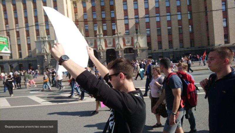 Очередной митинг-фиаско грозит московской оппозиции потерей западных спонсоров
