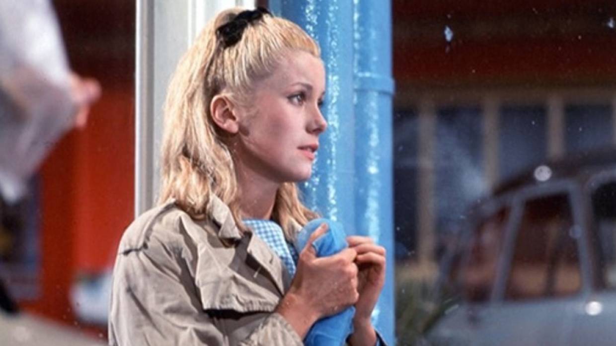 Журналисты Elle рассказали о культовом образе Катрин Денев, который актуален до сих пор