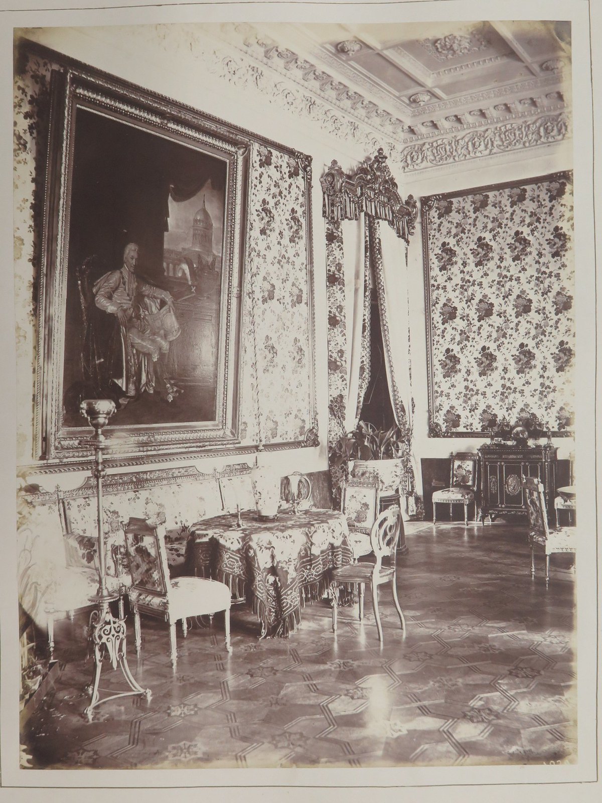 Строгановский дворец. Фрагмент интерьера гостиной с портретом А.С. Строганова