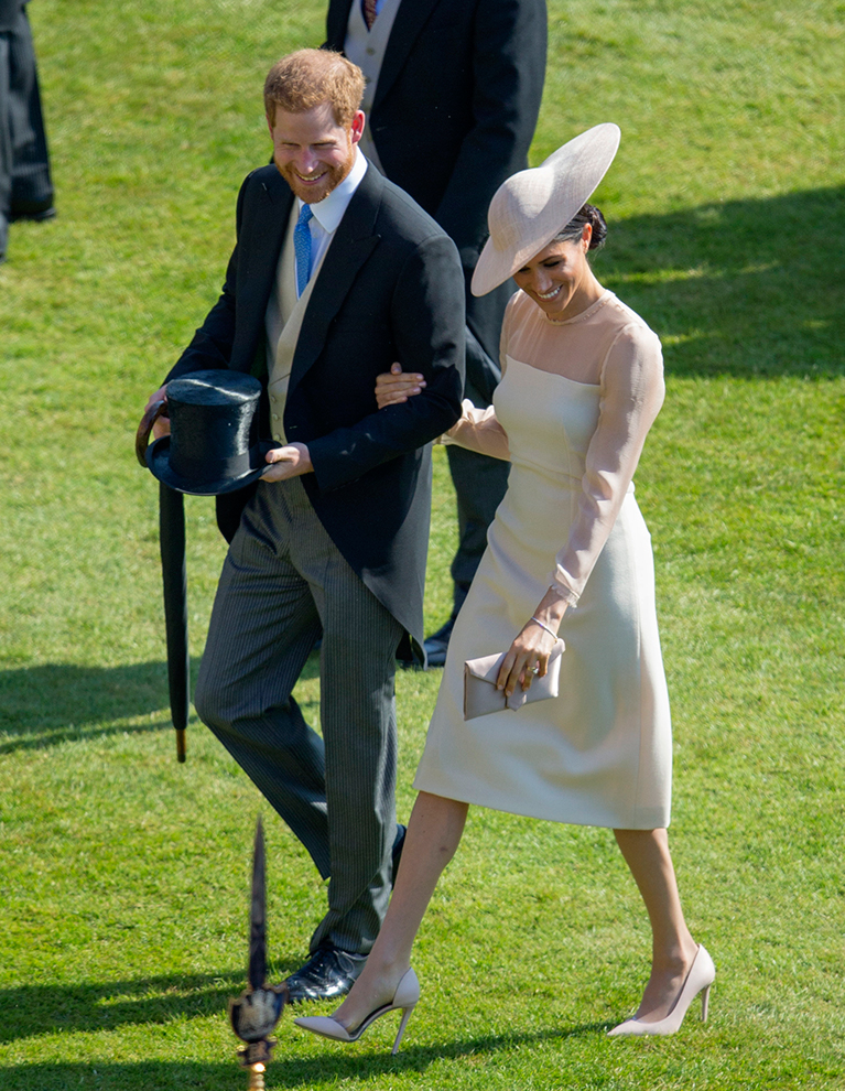 Принц Гарри и Меган Маркл официально отходят от королевских дел