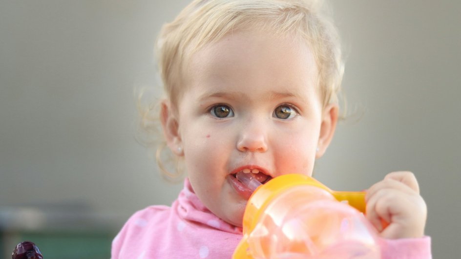 Ребенок пьет для регидратации