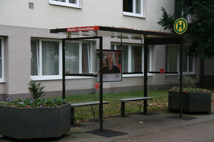 Для чего немцы строят автобусные остановки, куда никогда не приезжает транспорт городская среда,общество