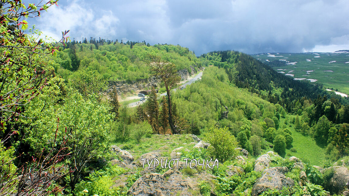 Вид со скалы Утюг на дорогу Даховская – Лагонаки