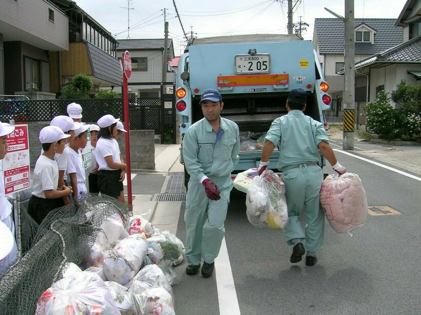 Японцы решили выразить благодарность сборщикам мусора за их труд