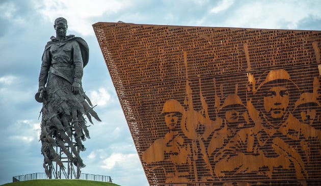 Как мл.сержант Цымбал завёл с помощью обычного лома подбитый "Т-34" и на задней передаче угнал его на глазах у гитлеровцев Как мл.сержант Цымбал завёл с помощью обычного лома подбитый "Т-34" и на задней передаче угнал его на глазах у гитлеровцев история