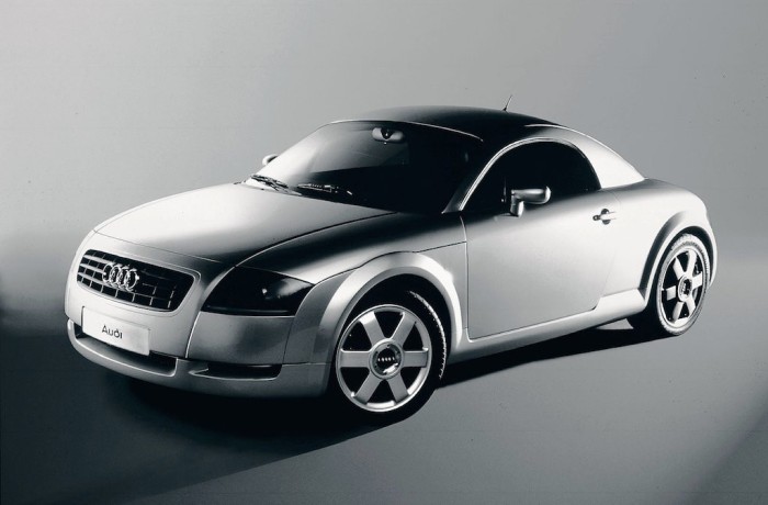 В свое время Audi TT очень сильно выделялись в потоке. | Фото: cheatsheet.com. В свое время Audi TT очень сильно выделялись в потоке. | Фото: cheatsheet.com.