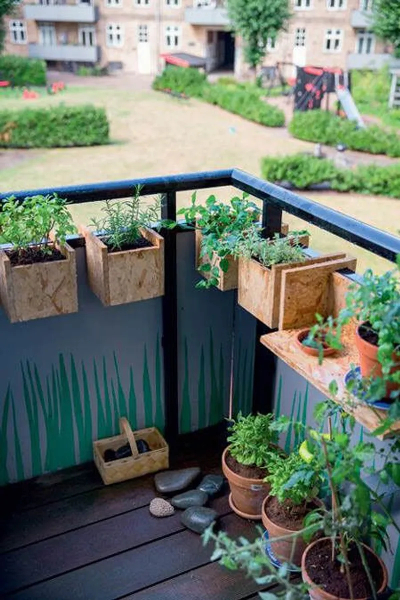 Оптимальный вариант для небольшого балкона: размещение растений на перилах в специальных подвесных горшках Оптимальный вариант для небольшого балкона: размещение растений на перилах в специальных подвесных горшках для дома и дачи,идеи и вдохновение