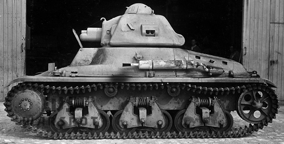 ​Hotchkiss H 35 стал лучшим индикатором ситуации во французском танкостроении. Изначально эта машина разрабатывалась для пехоты, но проиграла конкурс и оказалась востребована кавалерией. По иронии судьбы H 35 и H 39 наиболее массово применялись не кавалерией, а пехотой - Колосс на глиняных ногах | Warspot.ru