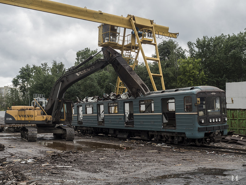 Как умирают вагоны московского метро Как умирают вагоны московского метро вагон, метро, москва, утилизация