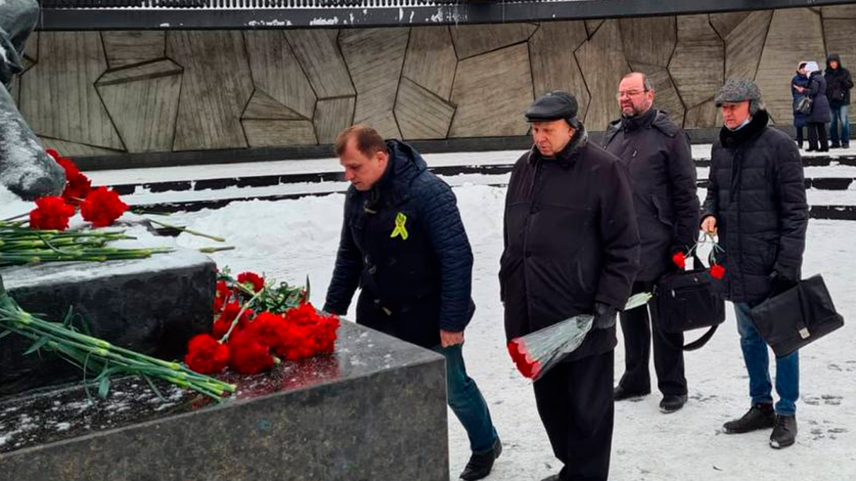 Глава СОЦПРОФ Вострецов возложил цветы к памятнику защитникам Ленинграда 27 января